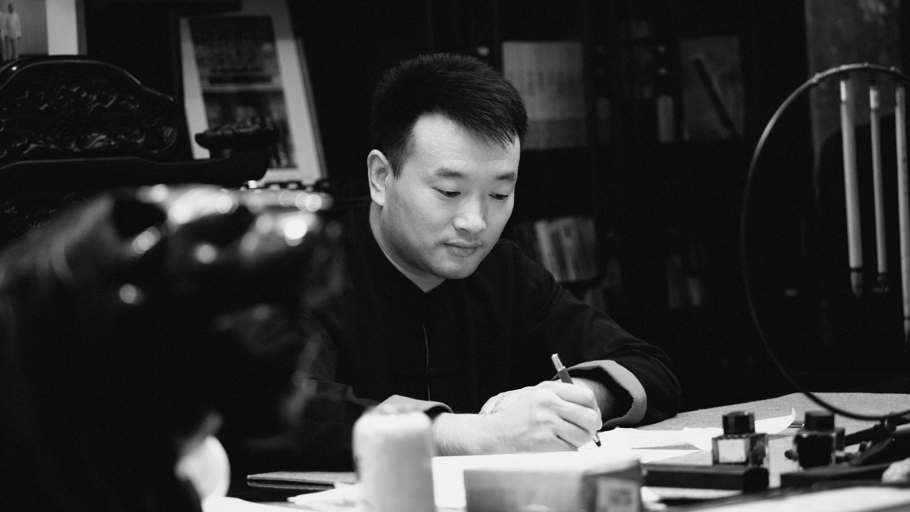 张方远师父伏案书写